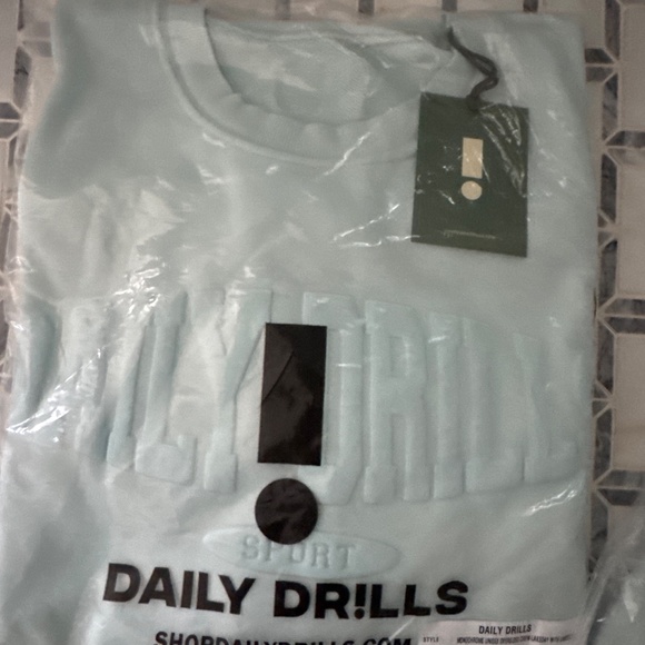 Daily Drills Monochrome lakeday oversized crew Xs/sm and shorts m/l NWT - Picture 5 of 5